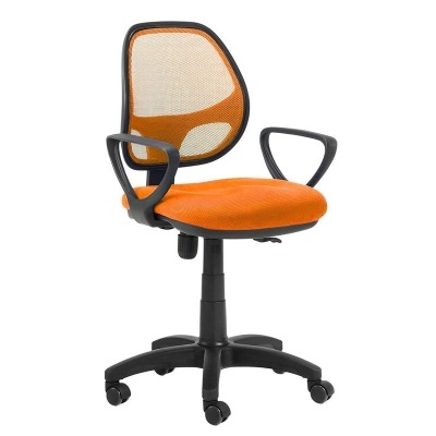 Cadeira de escritório laranja com base preta e rodízios