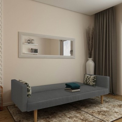 Sofá cinzento moderno com pernas de madeira e almofadas, numa sala com decoração e jarra branca