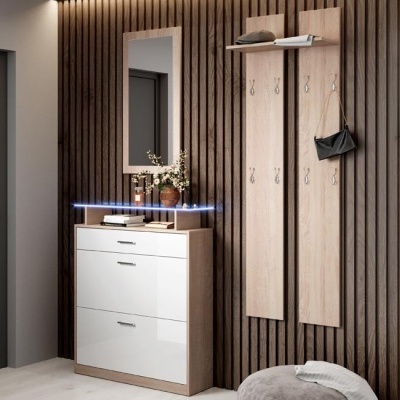 Móvel organizador com espelho e ganchos numa parede de painéis verticais escuros