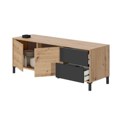 Móvel de madeira clara com portas e gavetas pretas abertas