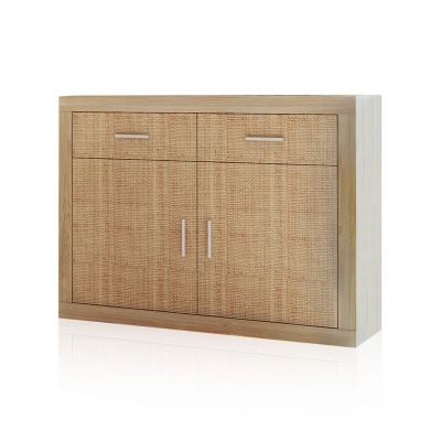 Armário madeira clara com gavetas e portas em rattan trançado e puxadores metálicos