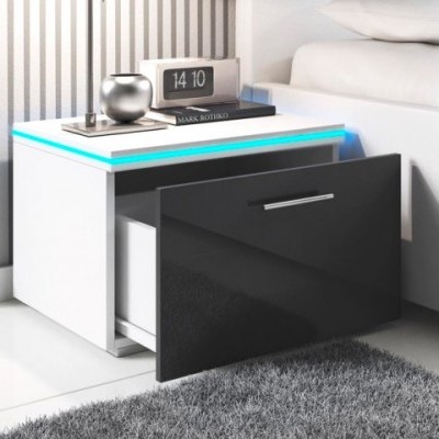 Mesa de cabeceira branca com gaveta preta aberta junto a cama, com relógio digital 14:10 e livro MARK ROTHKO.