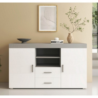 Aparador branco com tampo cinzento, decorado com vaso de cerâmica com plantas e prato preto.