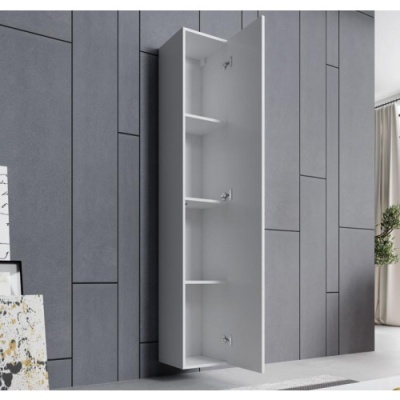 Armário suspenso branco aberto com prateleiras, parede cinza de painéis ao fundo