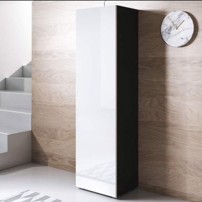 Armário vertical branco e preto ao lado de escada branca e relógio de parede mármore