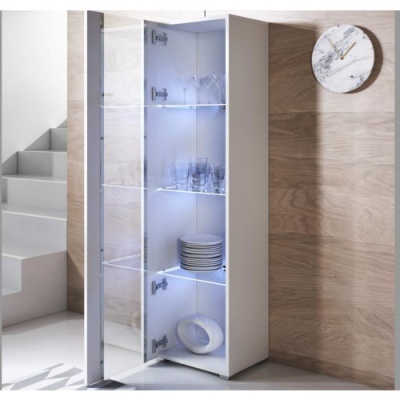 Armário de cozinha branco com portas abertas e prateleiras iluminadas com copos e pratos