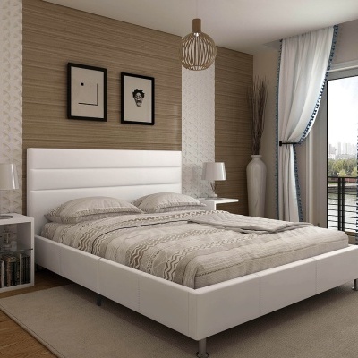 Quarto moderno com cama branca, mesas de cabeceira, candeeiros, quadros e cortinas brancas