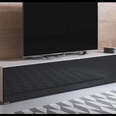 Móvel de televisão branco e preto com acabamento brilhante junto a parede de madeira