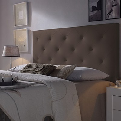 Cama com cabeceira estofada castanha e decoração de quarto