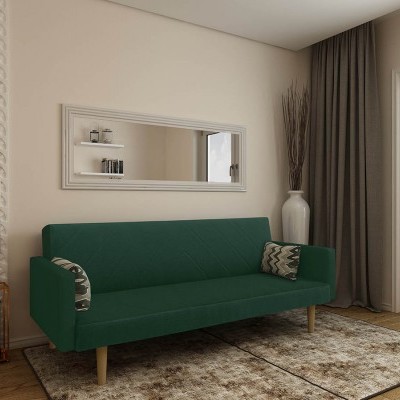 Sofá verde escuro numa sala com espelho, cortinas cinzentas e porta para varanda