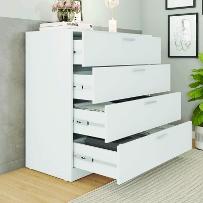 Cômoda branca com quatro gavetas abertas numa sala com planta e quadros na parede