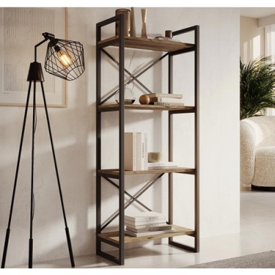 Estante de madeira e metal com livros e objetos decorativos em ambiente interior