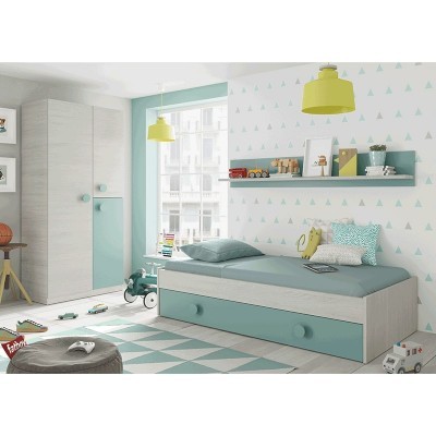 Quarto infantil com cama e mobiliário em tons de azul e madeira clara, parede decorada com triângulos azuis e candeeiros amarelos.