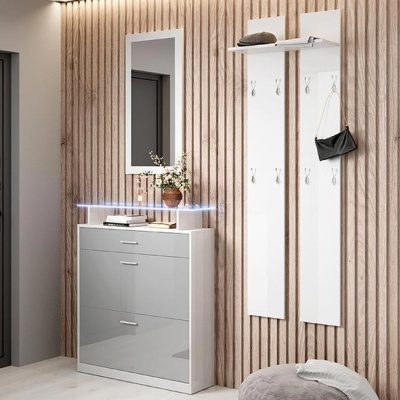 Móvel de entrada branco com gavetas, espelho e painel com ganchos numa parede de madeira canelada