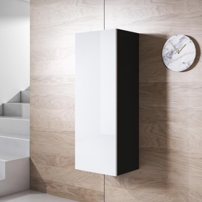 Armário suspenso branco e preto em parede de madeira com relógio marmoreado