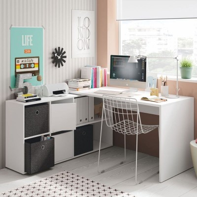 Escritório moderno com secretária branca, cadeira metálica, computador e decoração de parede