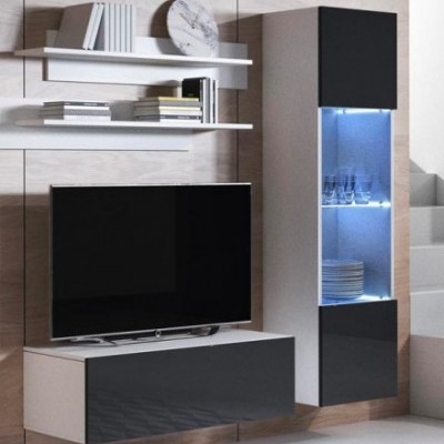 Móveis modernos preto e branco para sala com iluminação interna, televisão, estantes com livros e decoração em parede clara