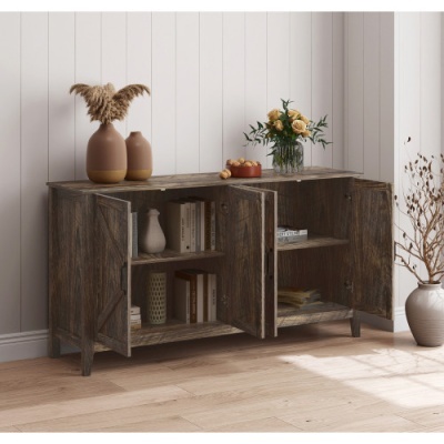 Aparador de madeira escura com portas abertas e decoração de vasos e flores