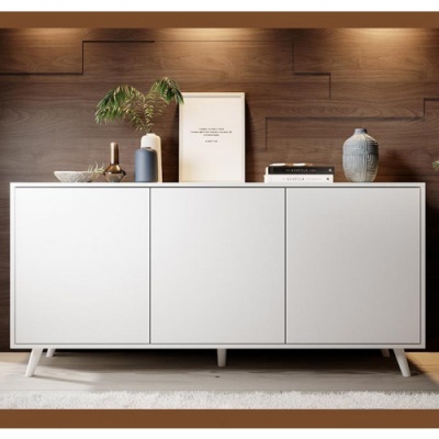 Aparador branco moderno com decoração sobre ele e parede de madeira castanha atrás