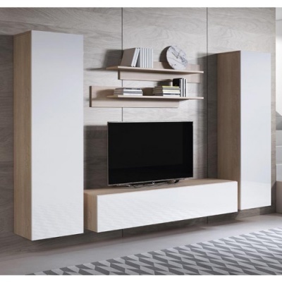 Conjunto de móveis de sala em madeira clara e branco com televisão e prateleiras suspensas