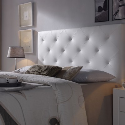 Quarto com cabeceira branca estofada e decoração moderna