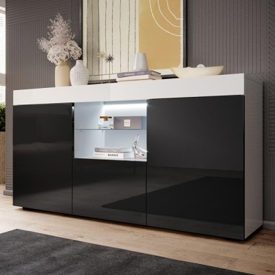 Móvel moderno com portas em preto brilhante e prateleira iluminada de vidro.