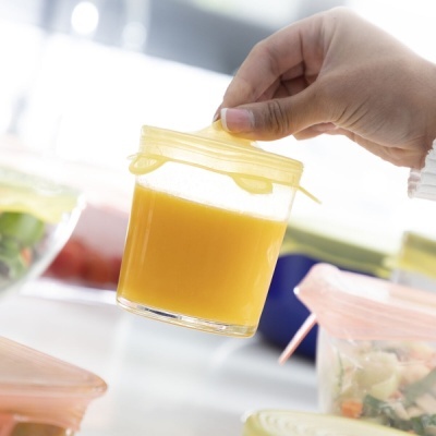 Recipiente transparente com tampa amarela e líquido amarelo dentro