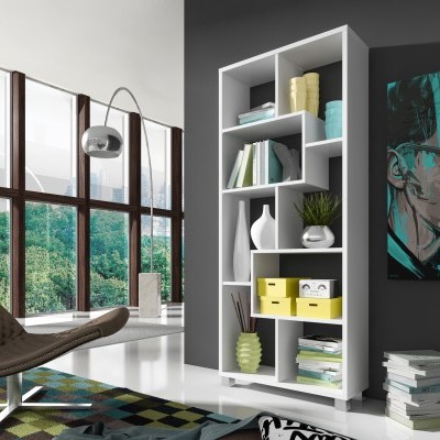 Estante branca moderna com livros, caixas amarelas, vasos e plantas em sala com cadeira castanha e janelas grandes