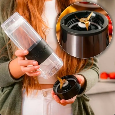 Frasco de liquidificador portátil transparente com tampa preta e lâminas de metal.