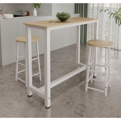 Mesa alta de metal branco com tampo de madeira clara e dois bancos altos em madeira clara num ambiente interior com cortinas verdes