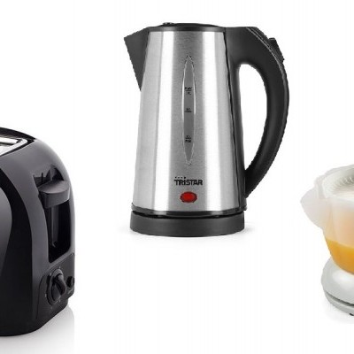 Torradeira preta, chaleira elétrica em aço inox e espremedor de citrinos branco com suco amarelo