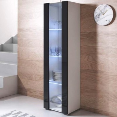 Móvel expositor alto com portas de vidro e laterais pretas, prateleiras com pratos e copos, parede de madeira clara e relógio de mármore