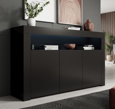 Aparador preto de madeira com portas, prateleira iluminada e decoração com vasos e livros