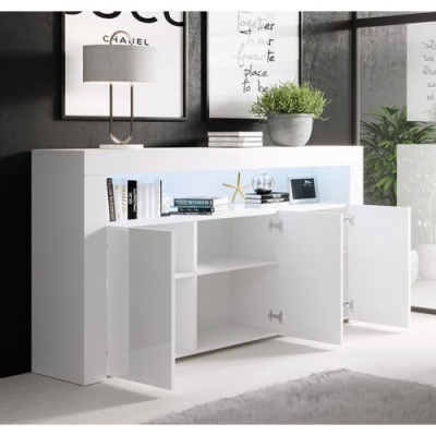 Móvel branco com portas abertas e itens decorativos