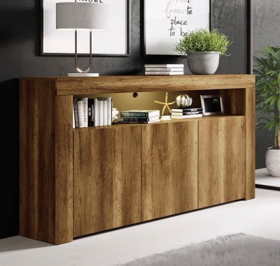 Aparador de madeira castanho com portas, livros, decoração, planta e lâmpada