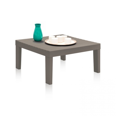 Mesa quadrada cinza com velas e vaso verde em cima.