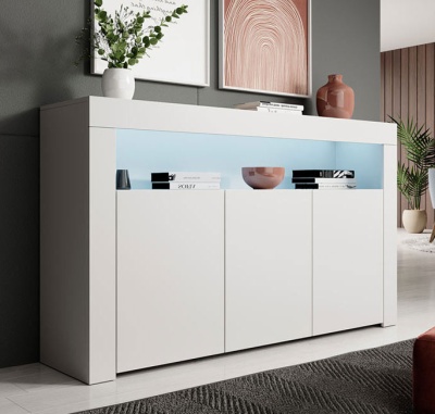 Móvel branco com luz azul interior e decoração em sala moderna