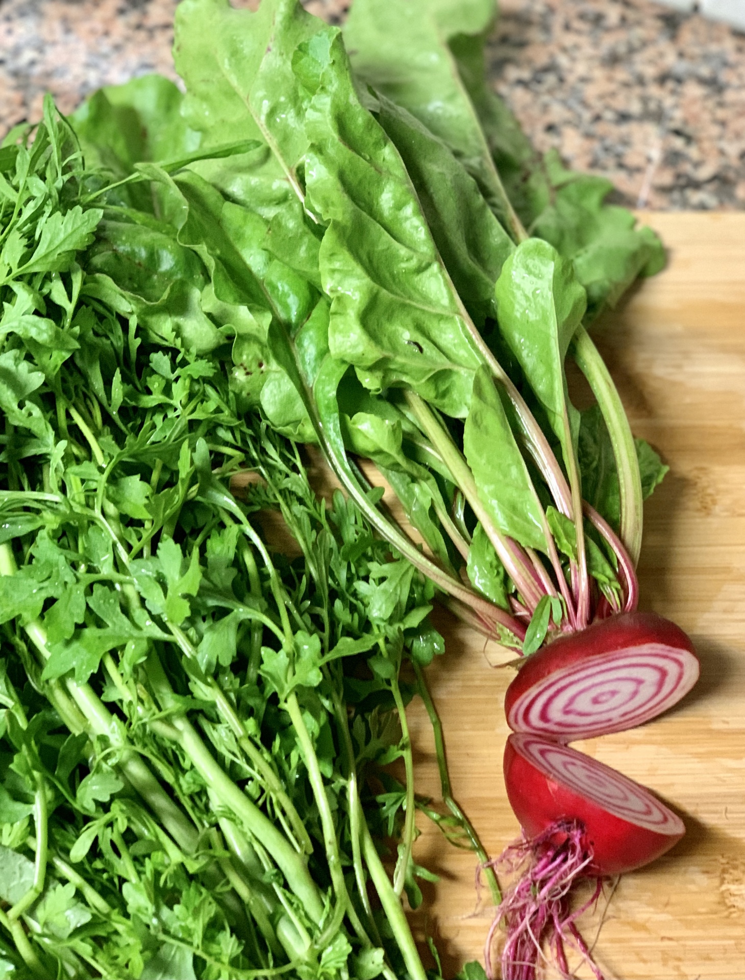 Rabanetes cortados e salsa fresca sobre tábua de madeira