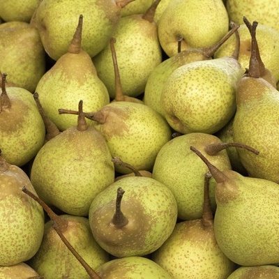 Pêras verdes amareladas com manchas marrons empilhadas