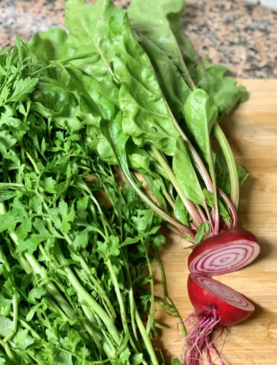 Rabanetes cortados e salsa fresca sobre tábua de madeira