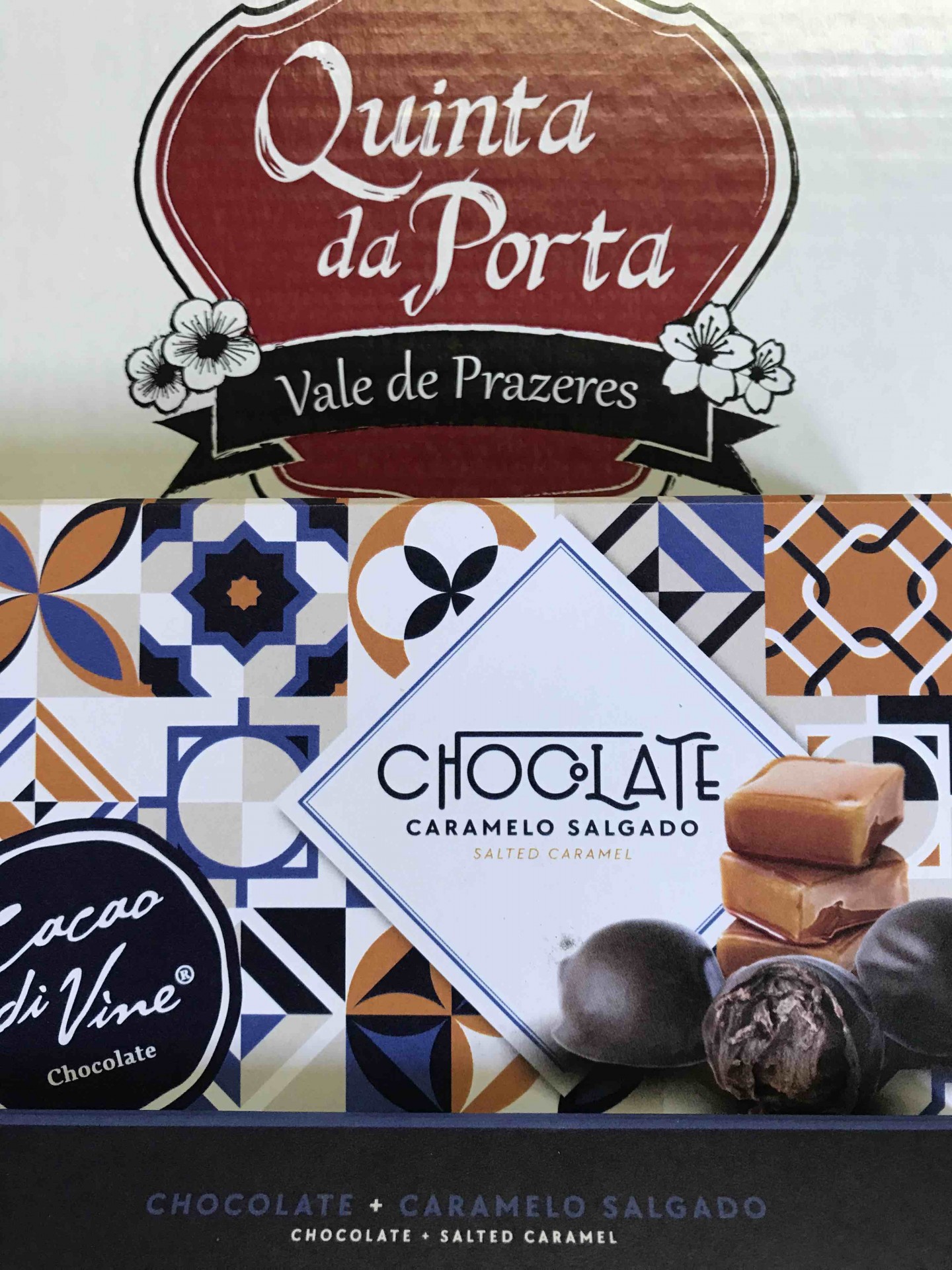 Chocolate + Caramelo Salgado Embalagem de chocolate com caramelo salgado e padrões geométricos coloridos