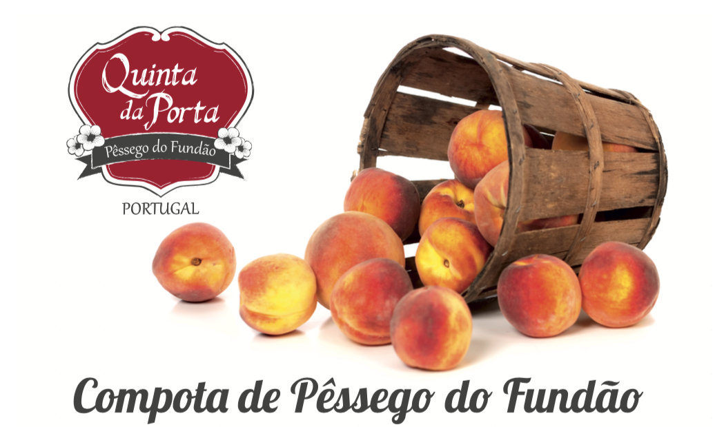 Compota de Pêssego do Fundão Cesto de madeira com pêssegos e logótipo Quinta da Porta com texto Compota de Pêssego do Fundão