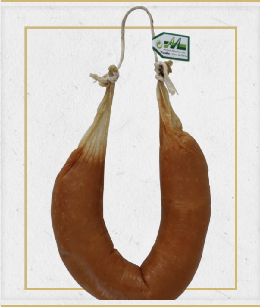 Farinheira da Beira-Baixa (2 un.) Enchido castanho-alaranjado pendurado com etiqueta e cordão