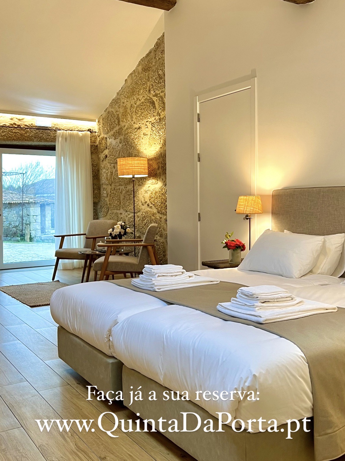 Estadia de duas noites Quarto de hotel com cama arrumada e parede rústica de pedra, texto promocional no canto inferior