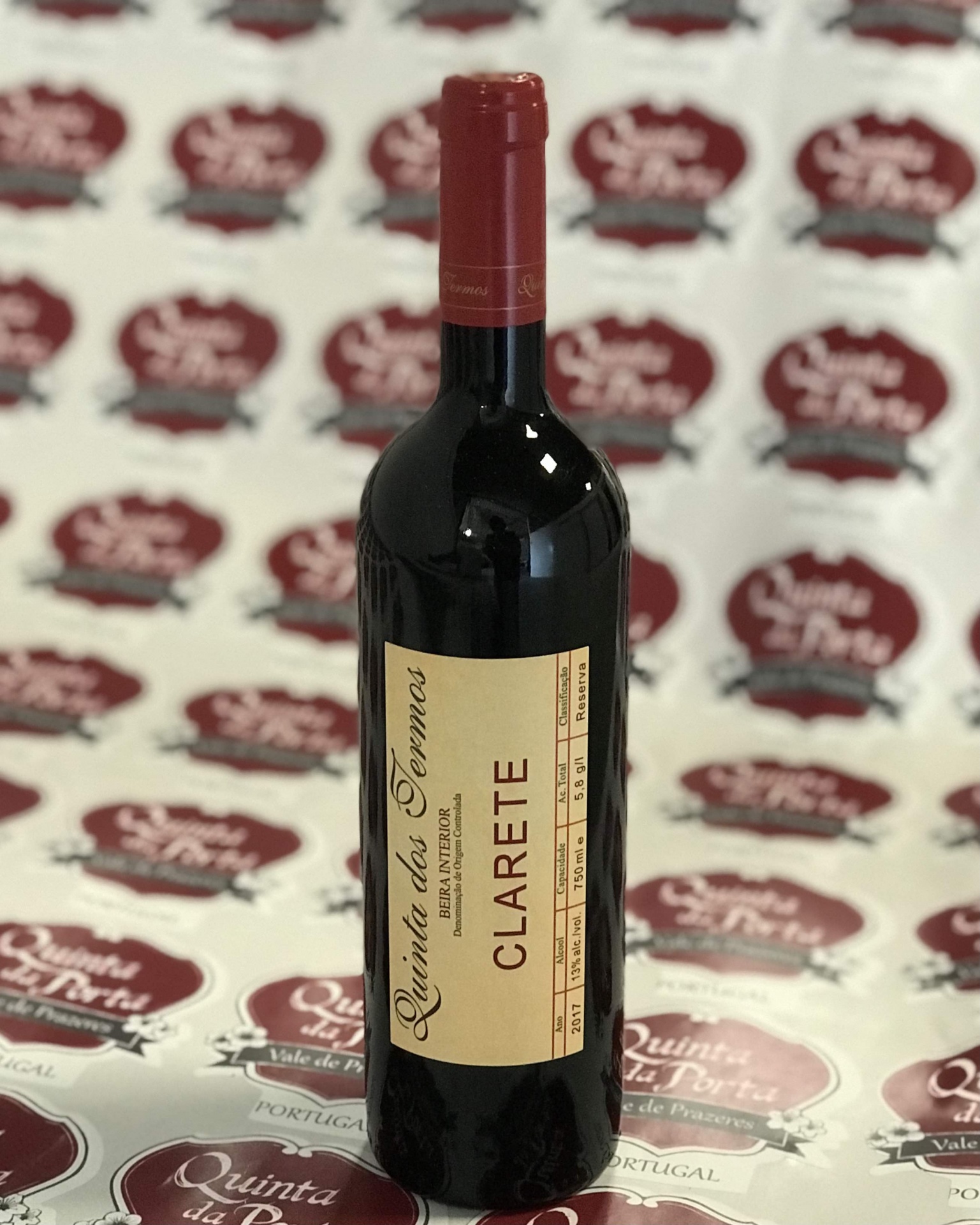 Clarete Garrafa de vinho tinto Quinta dos Termos Clarete com rótulo creme, fundo branco com logótipos bordô