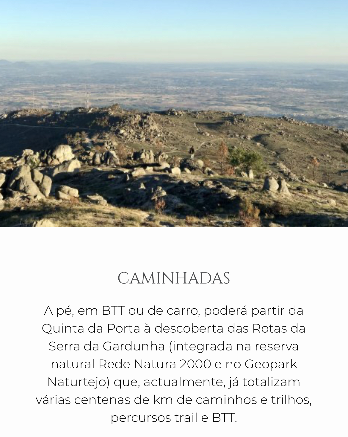 Fim de semana na montanha Paisagem de montanha com terreno rochoso e céu azul e texto em português sobre caminhadas na Serra da Gardunha