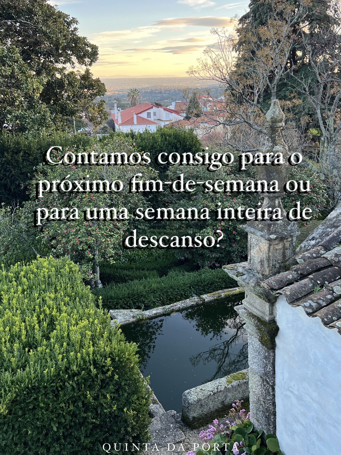 Fim de semana na montanha Jardim com árvores, piscina e casas ao fundo ao pôr do sol com texto promocional em português