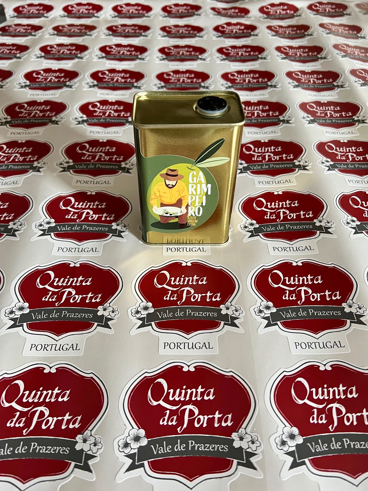 Azeite Garimpeiro - 0,5L Lata metálica dourada com rótulo verde e etiquetas vermelhas e brancas 'Quinta da Porta'