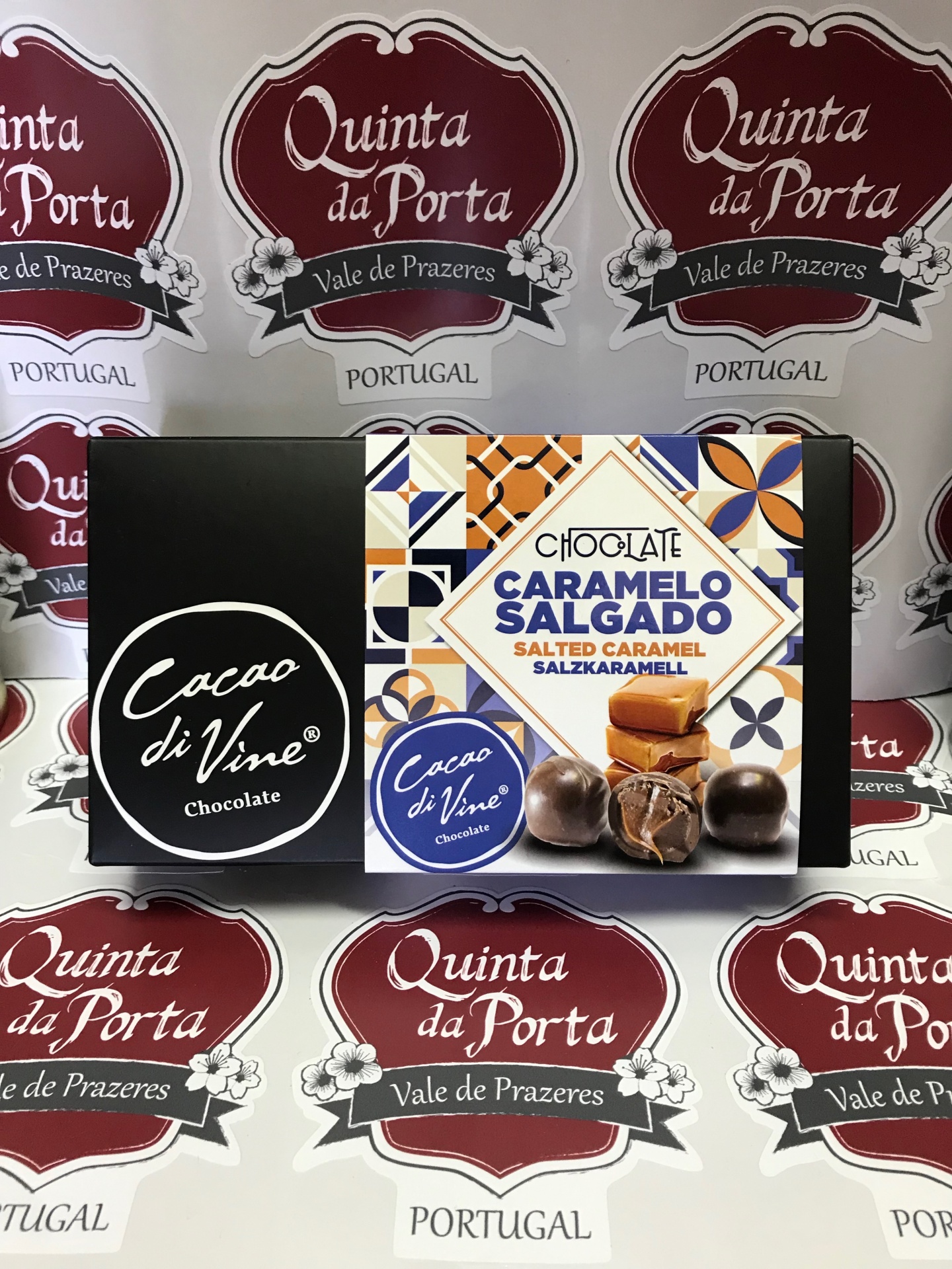 Chocolate + Caramelo Salgado Caixa de chocolate Cacao di Vine caramelo salgado com padrão colorido e bombons, sobre fundo Quinta da Porta