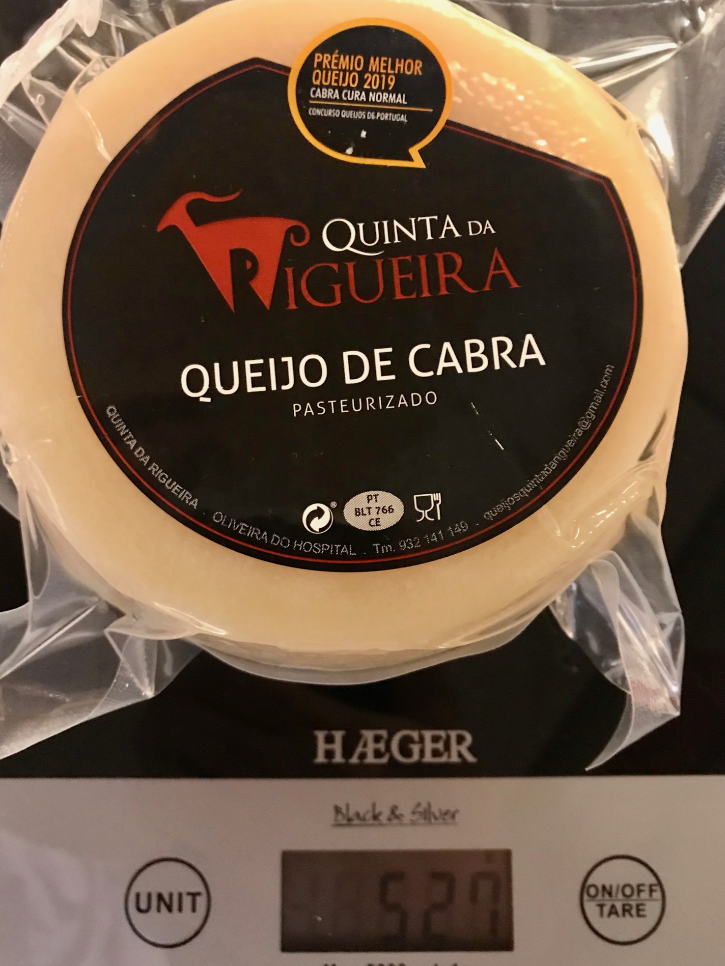 Queijo de Cabra - Quinta da Rigueira Queijo de cabra Quinta da Figueira em embalagem plástica redonda sobre balança digital HAËGER